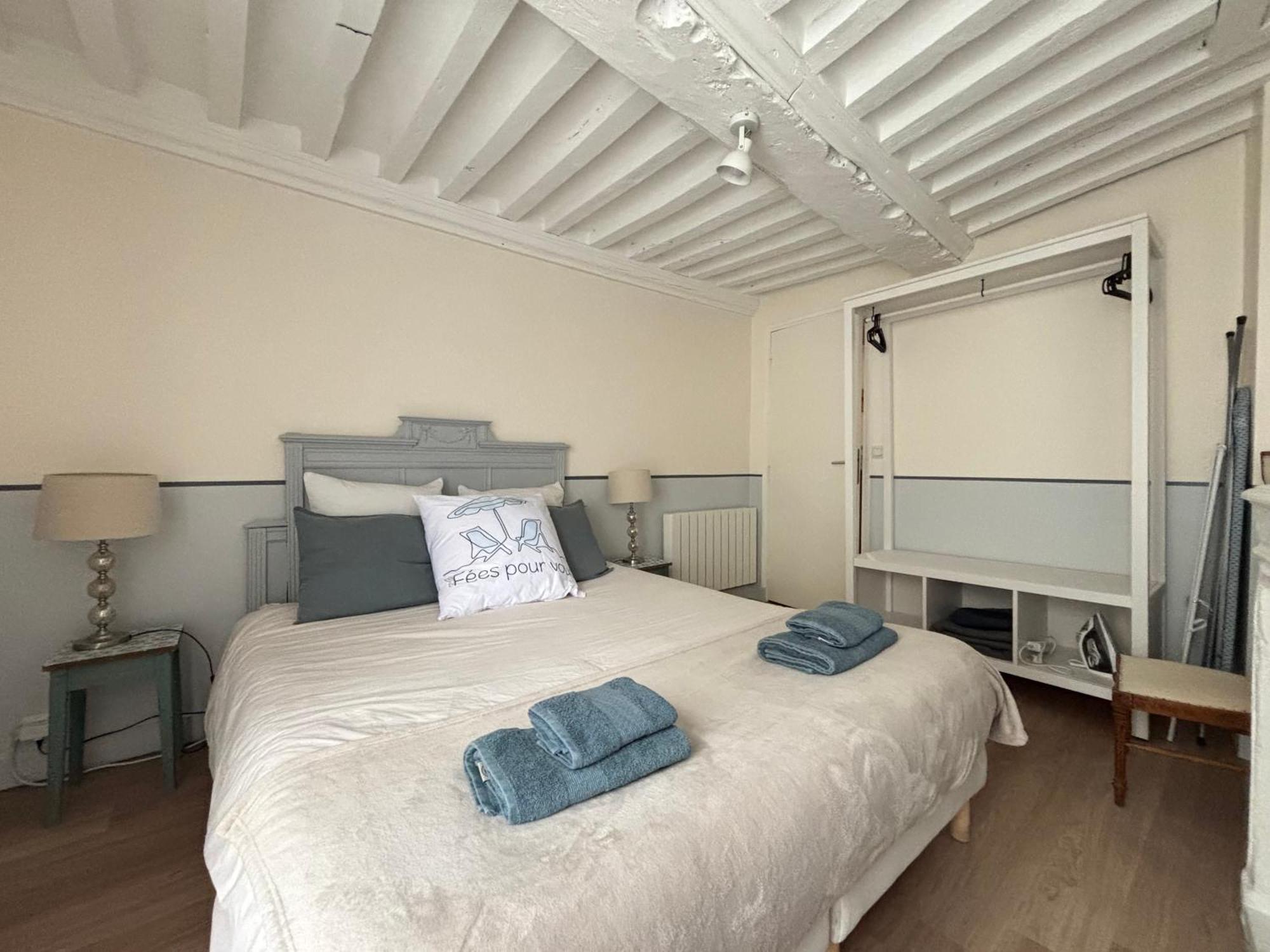 Les Remparts Apt Spacieux 1 Er Etage Renove Joliment Decore Bien Equipe Plein Centre Bayeux Proche Plages Du Debarquement Parking Gratuit A Proximite Dış mekan fotoğraf